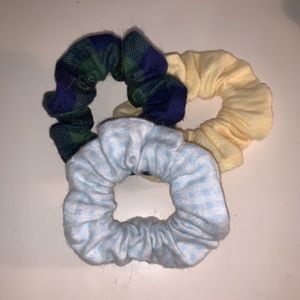 4/$25 brandy melville scrunchies!